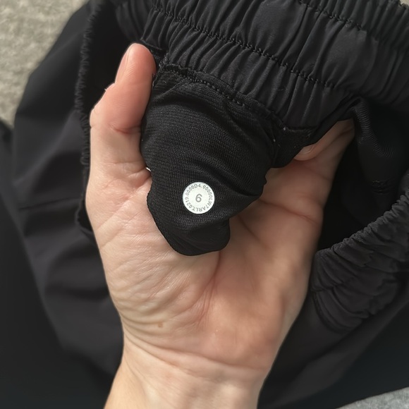 Lululemon hotty hot 4in black - Picture 3 of 3